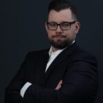 <a href="https://blackcell.de/peter-szollosi/" target="_blank">Péter Szöllősi</a>